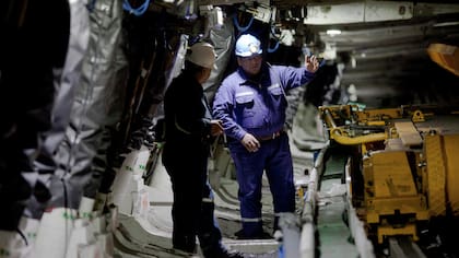 Walter Gerez, asesor técnico, con un empleado en el interior de la mina