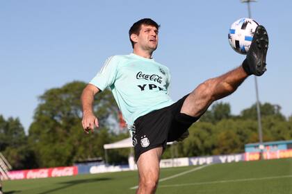 Walter Kanneman, defensor de Gremio, de Brasil, podría ser titular contra Paraguay en la Bombonera, si es que Lucas Martínez Quarta (llega mañana de Italia) no está en condiciones.