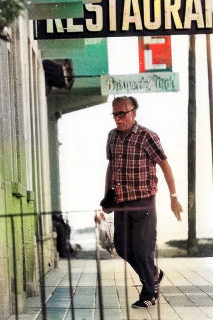 Walter Kutschmann en la emblemática foto (ahora coloreada) tomada por Ricardo Alfieri (hijo) en Miramar, en 1975