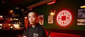 Creció en un restaurante icónico de la cocina china, trabajó en pozos petroleros pero renunció para rescatar el local familiar