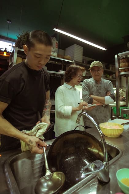 Walter Lui junto a sus padres en la cocina de Hong Kong Style