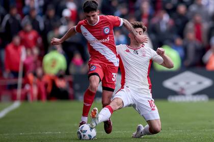 Walter Mazzanti, de Huracán, marca a Francis Mac Allister
