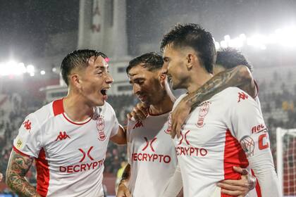 Wálter Mazzantti (en el centro) e Ignacio Pussetto, con la camiseta de Huracán; ambos se reencontrarán en Independiente