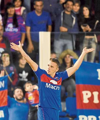 Walter Montillo festeja el primer gol de Tigre ante Racing, tras definir con clase