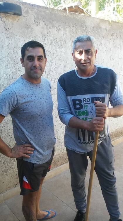 Walter Nuñez (izq) está alojado en una casa con sus compañeros de trabajo y quiere volver a Marcos Paz para estar con su esposa y tres hijos