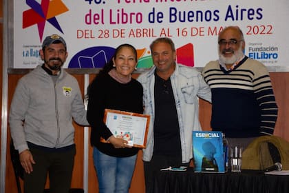 Walter Peña presentó oficialmente "Ser Esencial", en la Feria del Libro 2022
