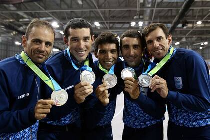Walter Pérez, con el equipo de persecución argentino y la medalla de plata