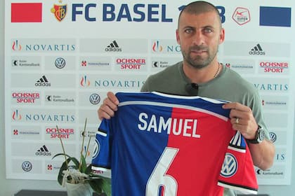 Walter Samuel con su nueva camiseta