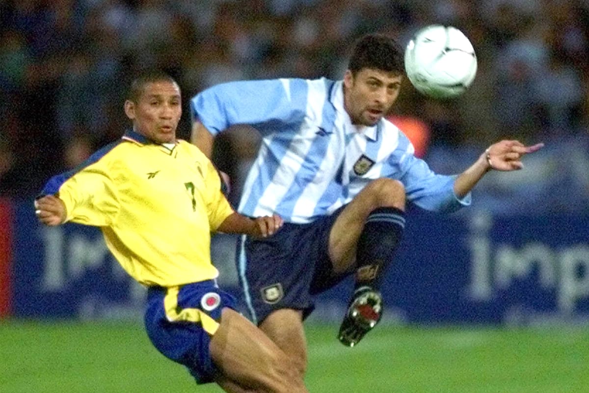 Walter Samuel, disputa la pelota con Henry Zambrano