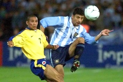 Walter Samuel, disputa la pelota con Henry Zambrano