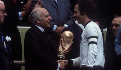 Walter Scheel, canciller de Alemania, le entrega la Copa a Franz Beckenbauer en 1974