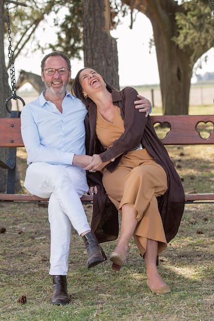 Walter Torchio y Andrea Grobocopatel bajo los eucaliptos de la estancia familiar. Se conocieron en la secundaria, en Carlos Casares, y se casaron en 1988.