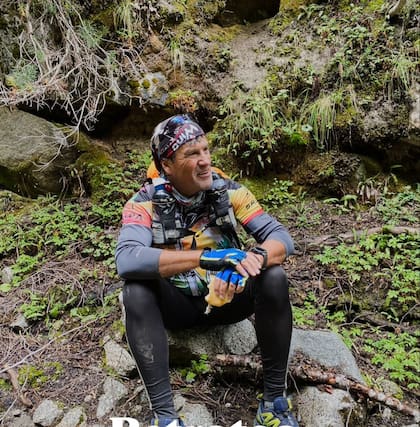 Walter Wade, en un momento de descanso y alimentación: con 65 años, participó de todas las carreras de La Misión, que lleva 20 temporadas
