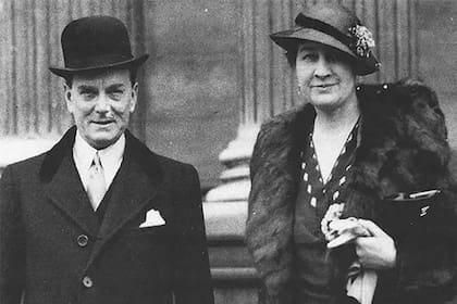 Walter y Margery en el día de su boda, en 1933. De su marido, ella decía: "Él siempre contemplaba el jardín como un conjunto, y la perfección de una planta nunca compensaba un descuido en otro sitio".