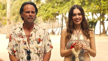 Walton Goggins y Aimee Lou Wood en pasaje de la tercera temporada de The White Lotus que fue filmada en Tailandia