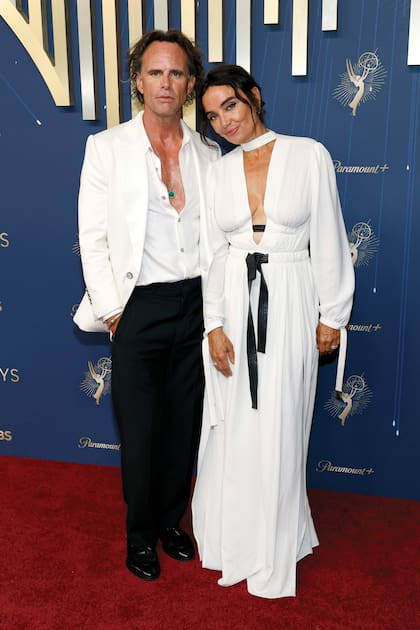 Walton Goggins y su
mujer Nadia Conners con looks coordinados. El actor de The White Lotus llevó smoking de Louis Vuitton: chaqueta blanca, pantalón recto negro y una
camisa de seda. Por su parte, la escritora y directora lució un vestido fluido con un profundo escote en V, mangas largas y un lazo negro a la cintura