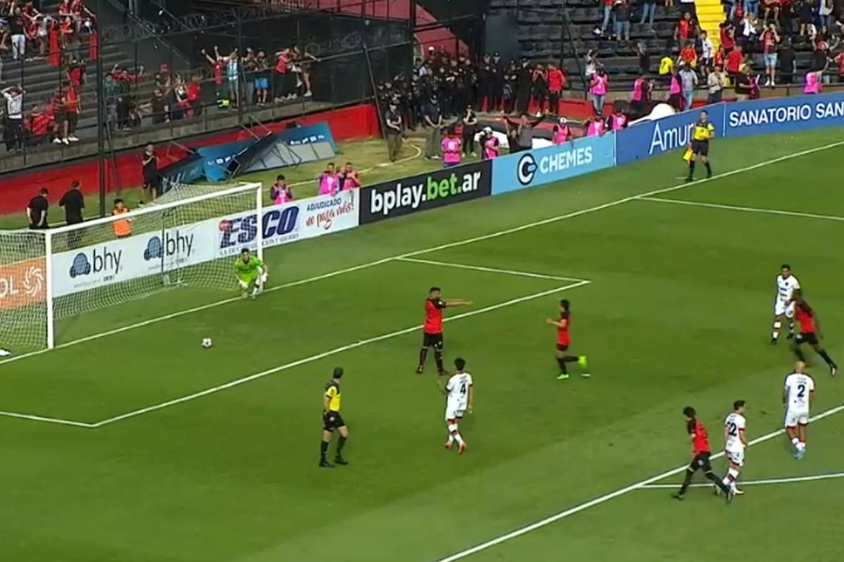 Wanchope Ábila anotó el penal y se lo dedicó al Pulga Rodríguez, que se molestó porque su compañero le quitó la posibilidad de patearlo