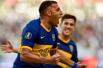 Wanchope Ábila celebra su gol