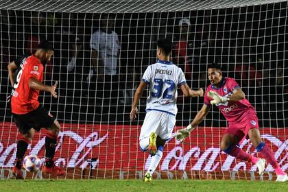 Wanchope Abila empuja a la red el 2-0 de Colón ante Vélez, en el partido que abrió la 13° fecha de la Liga Profesional