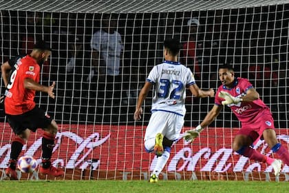 Wanchope Abila empuja a la red el 2-0 de Colón ante Vélez, en el partido que abrió la 13° fecha de la Liga Profesional