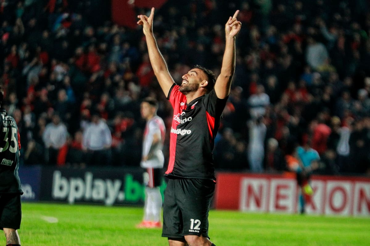 "Wanchope" Ábila festeja; su gol le dio el triunfo a Colón sobre River
