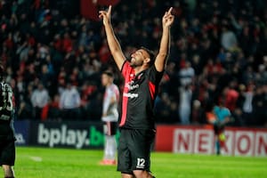 "Wanchope" Ábila festeja; su gol le dio el triunfo a Colón sobre River