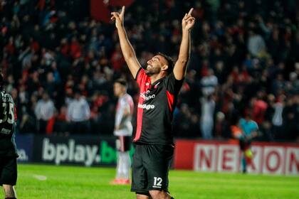 "Wanchope" Ábila festeja; su gol le dio el triunfo a Colón sobre River
