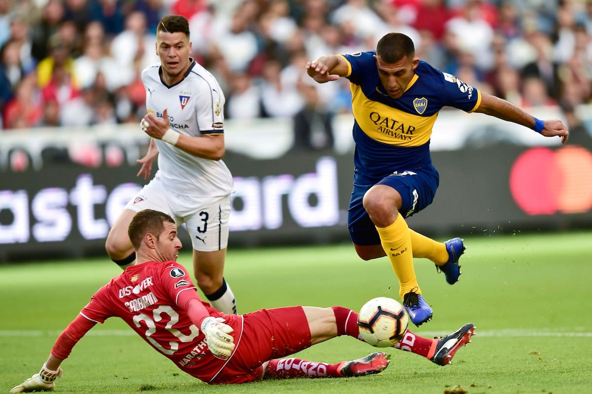 Wanchope Ábila gambetea a Gabbarini. Vendrá el gol del 1-0 de Boca en Quito.
