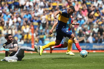 Wanchope Ábila se lleva la pelota ante la salida de Gagiardi: será el segundo gol de Boca ante Arsenal.