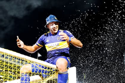 Wanchope Ábila, subido a un arco de la Bombonera y en pleno festejo.