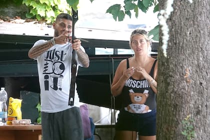 El futbolista y su esposa compartieron un día en familia frente al Lago di Como, en el norte de Italia