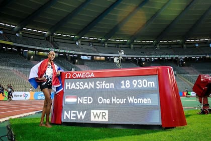 Sifan Hassan vomitó antes de la largada y se sintió mal en la primera media hora, pero se recuperó a tal punto que fijó el récord del mundo de la hora, en la Liga Diamante.