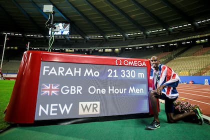 Mo Farah volvió a las carreras de pista y, ayudado por liebres e indicaciones en el camino, quebró la marca mundial de distancia recorrida en una hora, en Bruselas.