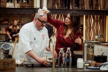 Wanda Nara asistiendo a Rodolfo Vera en la gran final de MasterChef
