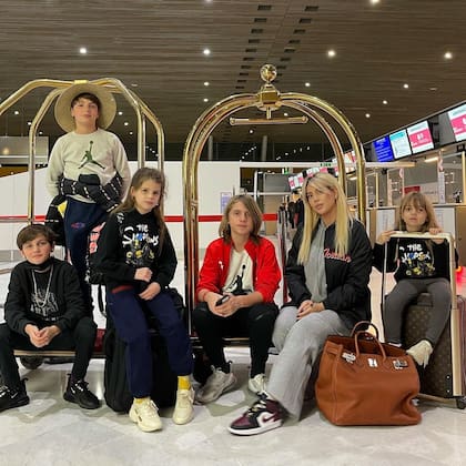Wanda Nara aterrizó en la Argentina este lunes junto con sus cinco hijos (Crédito: Instagram/@wanda_nara)