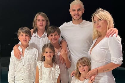 Wanda Nara con Mauro Icardi, sus hijas -Isabella y Francesca- y con Valentino, Constantino y Benedicto -frutos de la relación entre la mediática y Maxi López- (Foto Instagram @wanda_nara)