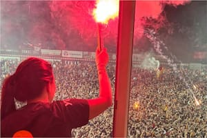 Wanda Nara, con su bengala en mano, festejando el título de Galatasaray