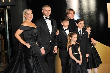 Wanda Nara con su marido Mauro Icardi y sus hijos, todos de negro en los Martín Fierro 2023