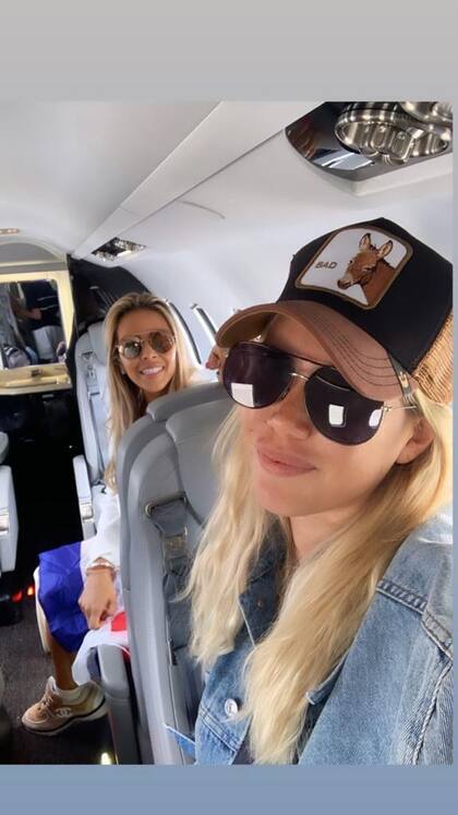 Wanda Nara en el jet privado junto a Andrea Salas, la esposa de Keylor Navas.