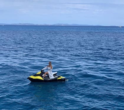 Wanda Nara en una moto de agua, durante sus vacaciones.