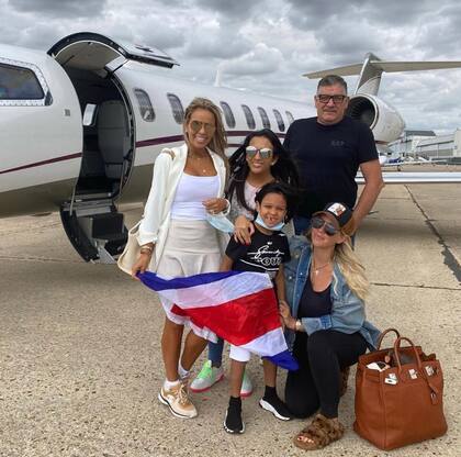 Wanda Nara en viaje de París a Portugal con su suegro Juan Icardi y la familia de Keylor Navas.