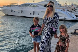 Wanda Nara está de vacaciones en Ibiza con sus dos hijas Francesca e Isabella y lo mostró en las redes sociales con una divertida sesión de fotos