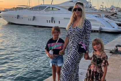 Wanda Nara está de vacaciones en Ibiza con sus dos hijas Francesca e Isabella y lo mostró en las redes sociales con una divertida sesión de fotos
