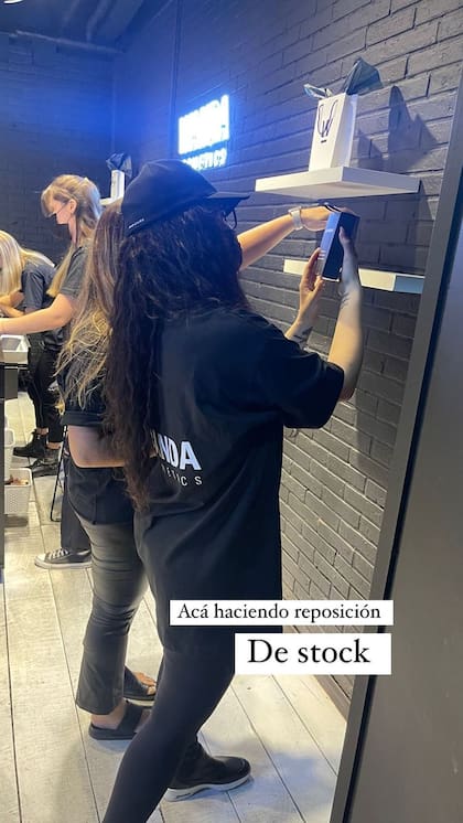 Wanda Nara fue vendedora por un día en su local del Abasto
