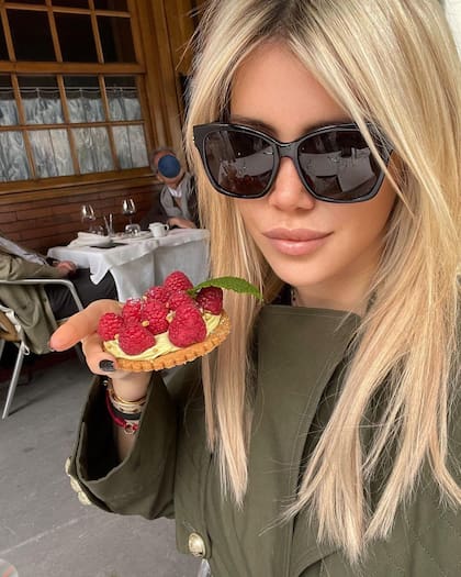 Wanda Nara intentó cubrirle el rostro a su vecino de mesa, pero esto lejos de desviar la atención se convirtió en el centro de la escena