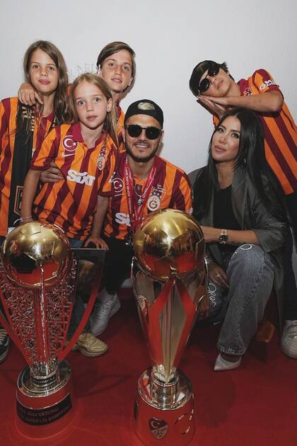 Wanda Nara junto a Mauro Icardi, sus dos hijas y los dos hijos menores que tuvo con Maxi López