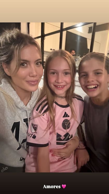 Wanda Nara junto a su ahijada Malaika y su hija Francesca durante el asado que compartieron el martes a la noche (Foto: Instagram @wanda_nara)