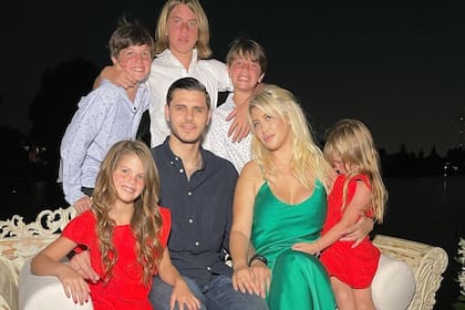 Wanda Nara junto a su esposo Mauro Icardi y sus cinco hijos