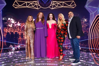 Wanda Nara junto a sus compañeros de jurado de ¿Quién es la máscara? y su conductora, Natalia Oreiro