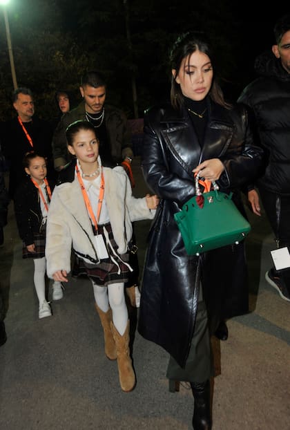 Wanda Nara junto a sus hijas Francesca e Isabella y su marido, Mauro Icardi